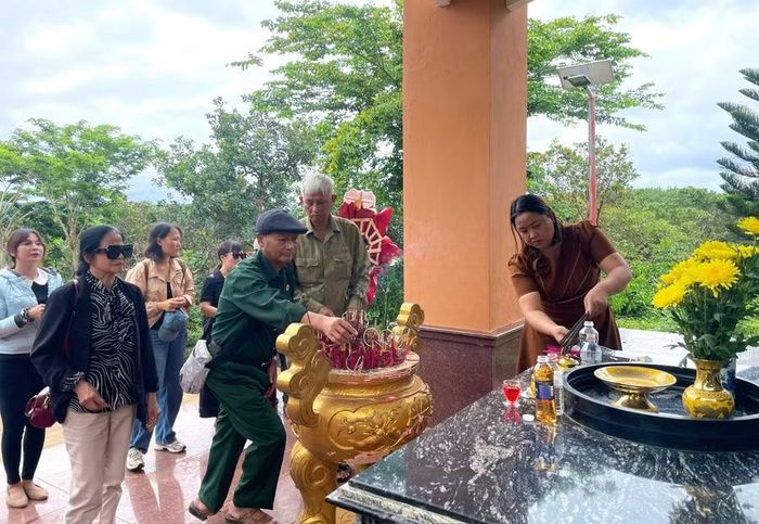  Đoàn thắp hương tưởng niệm tại Bia Chiến thắng Chư Nghé. Ảnh: Lam Nguyên 