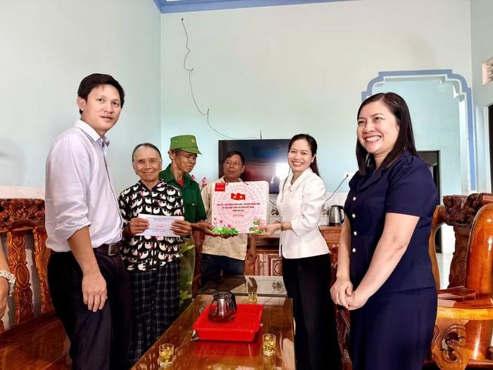  Phó Trưởng đoàn chuyên trách Đoàn ĐBQH tỉnh Siu Hương thăm, tặng quà gia đình ông Rơ Lan G’Rek (làng Sung O-Boong Nga, xã Ia Boòng). Ảnh: Hà Duy 