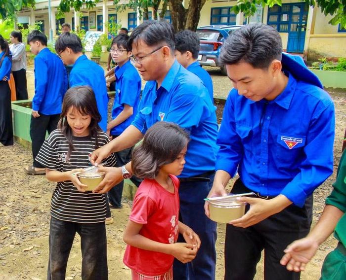  Các tình nguyện viên trao 200 suất ăn miễn phí cho thiếu nhi. Ảnh: ĐVCC 