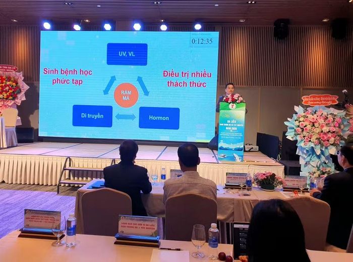  PGS.TS Nguyễn Trọng Hào - Chủ tịch Hội Da liễu TP. Hồ Chí Minh trình bày chuyên đề “Điều trị rám má theo nguyên lý y học tái tạo”. Ảnh: Kim Hường 