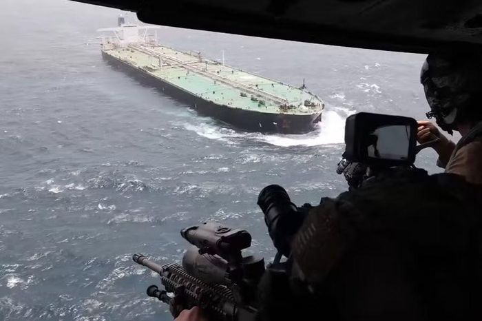 Các binh sĩ Mỹ ngồi trên trực thăng theo dõi tàu hàng gần eo biển Hormuz. Ảnh: CENTCOM