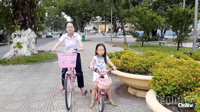 Trẻ em chơi ở Công viên Thiếu nhi.