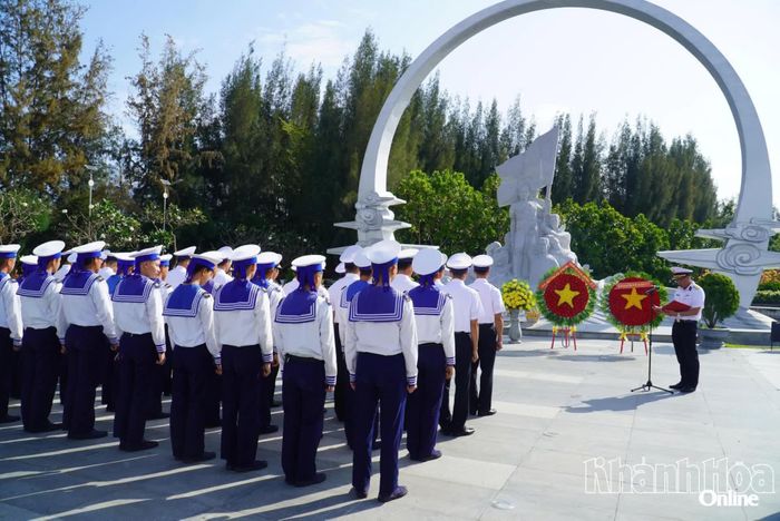 Bộ đội Hải quân dâng hương tri ân các anh hùng, liệt sĩ đã hy sinh trong cuộc chiến đấu bảo vệ chủ quyền biển, đảo ở Trường Sa năm 1988.