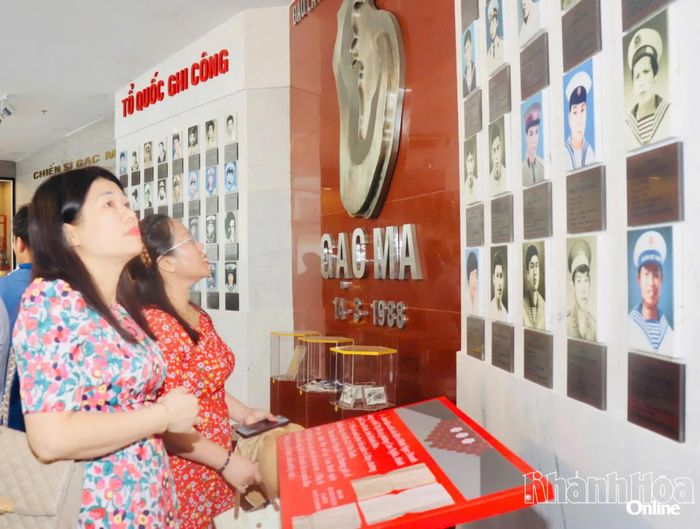 Đại biểu xúc động khi nhìn lại di ảnh của 64 liệt sĩ đã hy sinh trong trận chiến bảo vệ chủ quyền biển đảo ở Gạc Ma - Cô Lin- Len Đao.