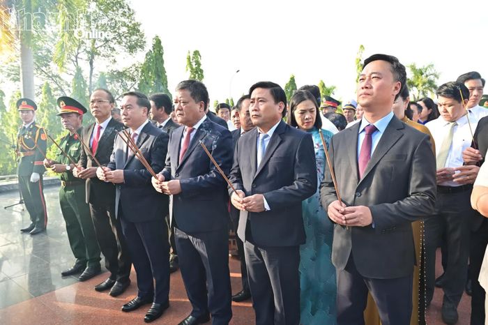 Các đồng chí Thường trực Tỉnh ủy và các đại biểu dâng hương tưởng nhớ các anh hùng, liệt sĩ.