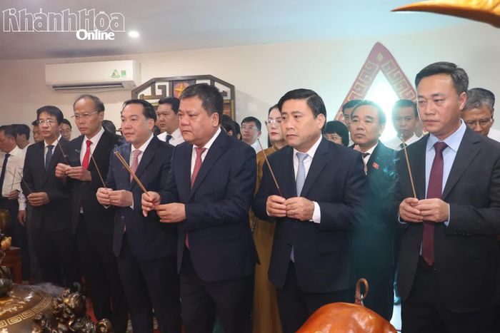 Các đồng chí Thường trực Tỉnh ủy và đại biểu dâng hương tưởng nhớ, tri ân các anh hùng, liệt sĩ tại Điện thờ Tháp Trầm Hương.