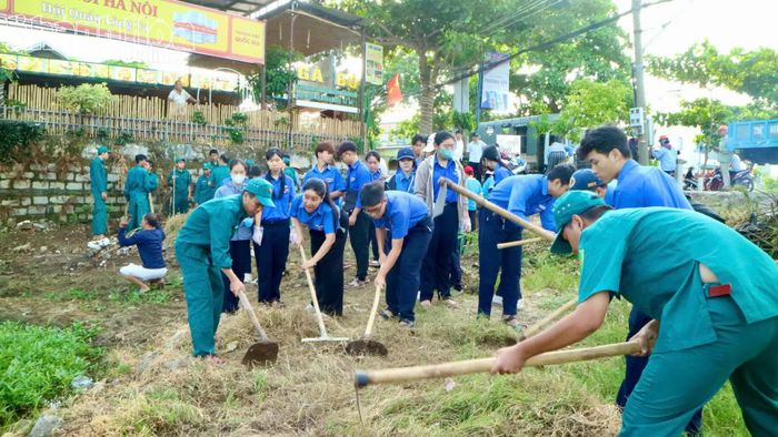 Lực lượng dân quân cùng đoàn viên, thanh niên tham gia vệ sinh.