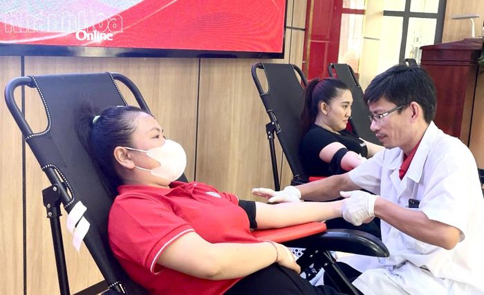 Người dân xã Tân Định tham gia hiến máu tình nguyện.