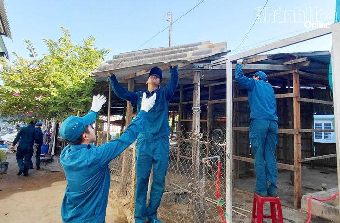 Các lực lượng phường Đông Hải chung tay hỗ trợ gia đình ông Hồ Giang tháo dỡ nhà cũ, chuẩn bị mặt bằng xây dựng Nhà tình thương.