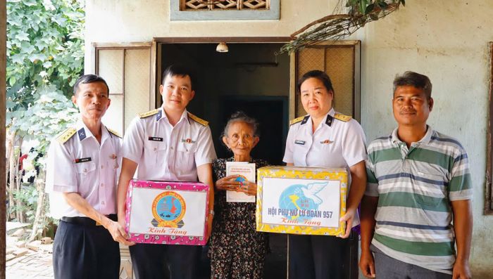Đại diện Lữ đoàn 957 và Hội Phụ nữ lữ đoàn tặng quà cho bà Thị Tiến.