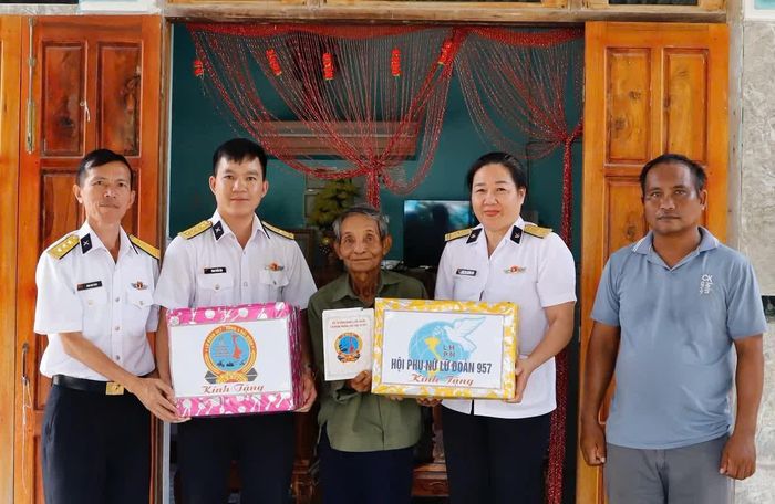 Đại diện Lữ đoàn 957 và Hội Phụ nữ lữ đoàn tặng quà cho ông Mang Hớn.