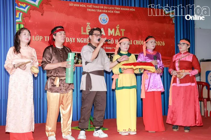 Các nghệ nhân, nghệ sĩ của Câu lạc bộ Dân ca kịch bài chòi khu 5 trình diễn hô hát bài chòi.