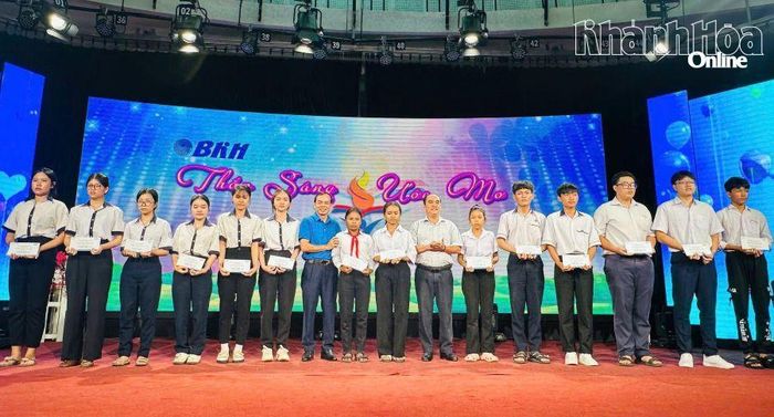 Lãnh đạo Báo và Phát thanh, Truyền hình Khánh Hòa và Công ty Bảo Việt Nhân thọ Ninh Thuận trao học bổng cho các học sinh, sinh viên.