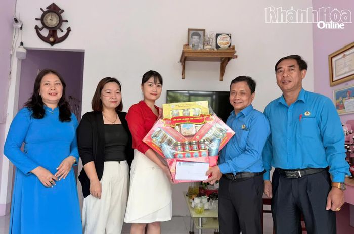 Ông Bùi Đăng Thành - Phó Chủ tịch Liên đoàn Lao động tỉnh tặng quà tri ân thân nhân liệt sĩ Nguyễn Mậu Phong.