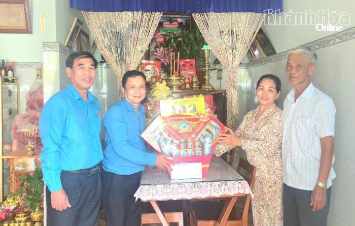 Ông Bùi Đăng Thành tặng quà tri ân thân nhân liệt sĩ Võ Đình Tuấn.