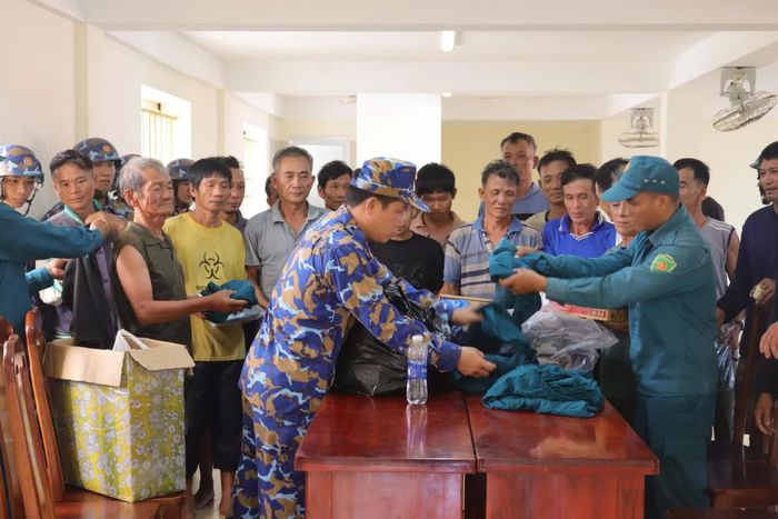 Cấp phát quần áo, nhu yếu phẩm cho các ngư dân.
