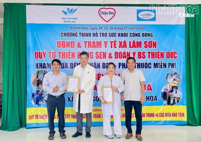 Lãnh đạo xã tặng bảng ghi nhận tấm lòng vàng cho đại diện Đoàn thiện nguyện.