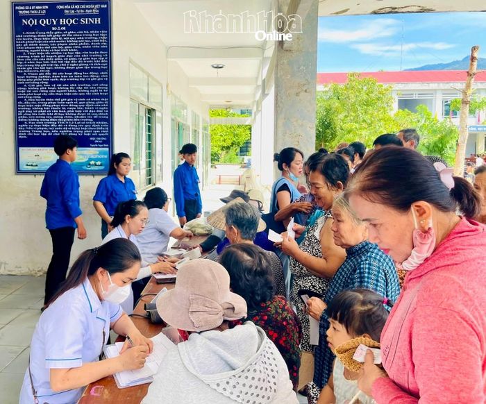 Đông đảo người dân đăng ký khám bệnh tại chương trình.