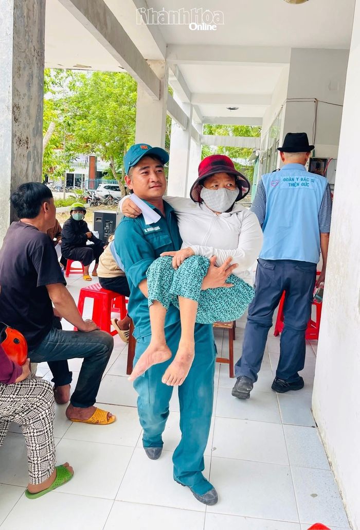 Các lực lượng trên địa bàn xã hỗ trợ người bệnh khó khăn trong di chuyển.