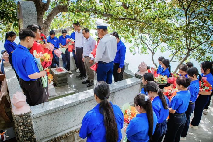 Bày tỏ lòng thành kính, biết ơn vô hạn trước sự hy sinh của các anh hùng, liệt sĩ.
