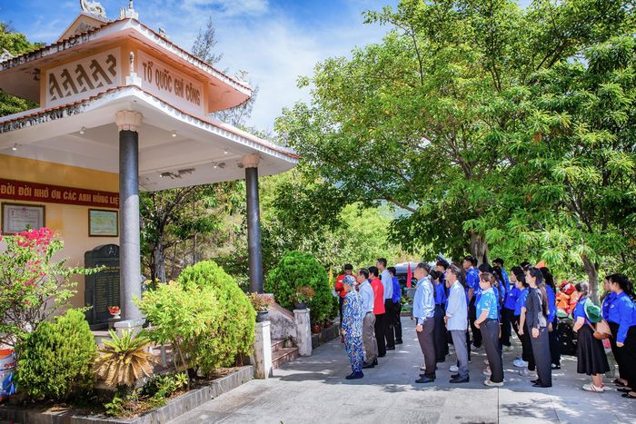 Các đại biểu dâng hoa, dâng hương tưởng nhớ các anh hùng, liệt sĩ tại Địa điểm lưu niệm Tàu C235.