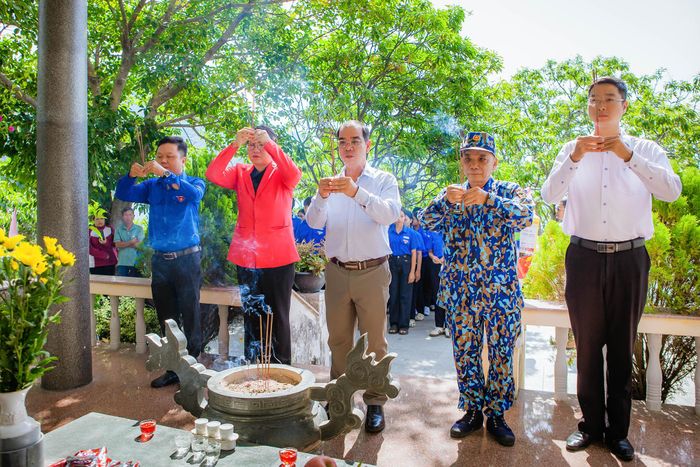 Các đại biểu dâng hoa, dâng hương tưởng nhớ các anh hùng, liệt sĩ tại Địa điểm lưu niệm Tàu C235.