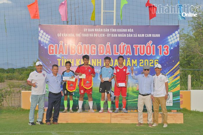Ban tổ chức trao giải cho các cầu thủ xuất sắc.