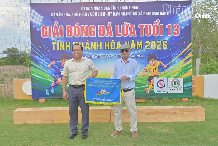 Ban tổ chức tặng cờ lưu niệm cho nhà tài trợ.
