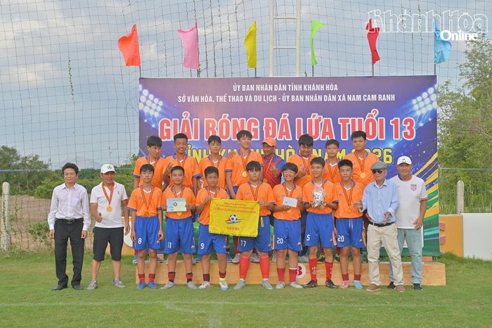 Đội bóng Câu lạc bộ Nam Sport giành giải ba.