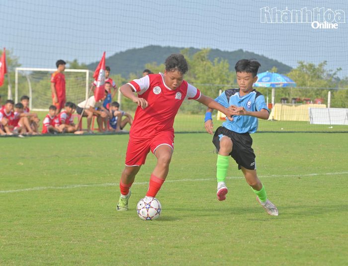 Trận chung kết giữa 2 đội bóng xã Cam Lâm và Star Cam Ranh.
