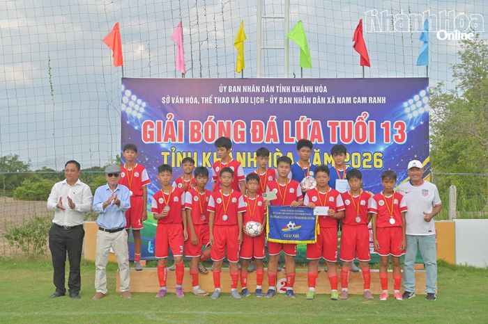 Đội bóng Star Cam Ranh giành giải nhì.
