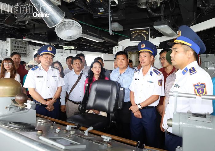 Các đại biểu tham quan tàu cảnh sát biển tại Hải đoàn 32.