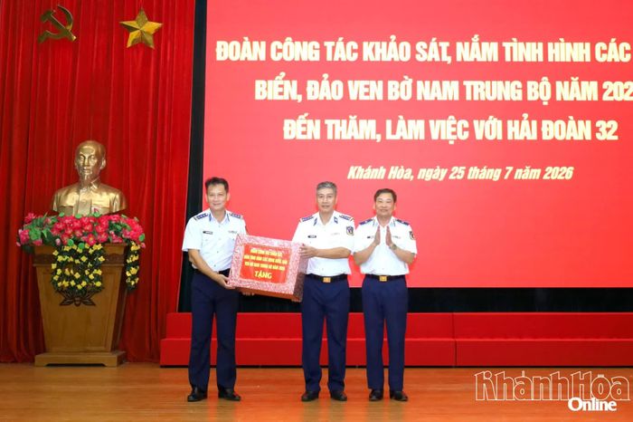 Đoàn công tác tặng quà cho cán bộ, chiến sĩ Hải đoàn 32.
