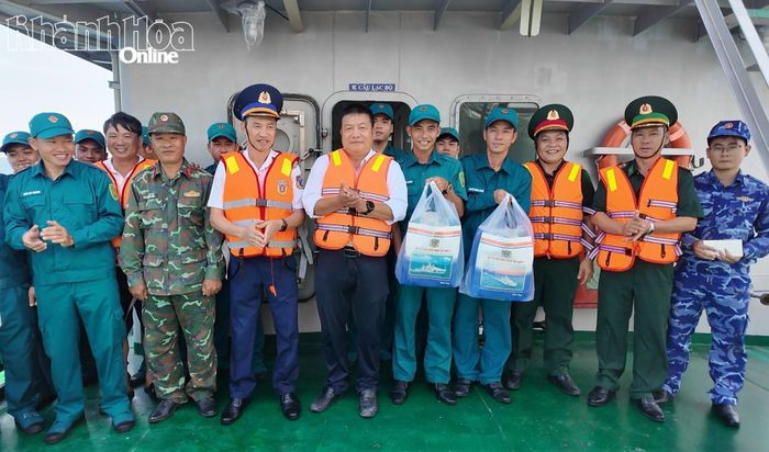 Đoàn công tác thăm, tặng quà cán bộ, chiến sĩ Hải đội Dân quân thường trực tỉnh Khánh Hòa đang thực hiện nhiệm vụ trên biển.