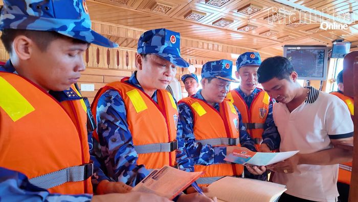 Tổ công tác tiến hành kiểm tra tàu hàng hoạt động trong vùng biển khảo sát.