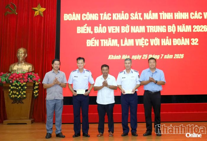 Đoàn công tác tặng quà cho cán bộ, chiến sĩ Hải đoàn 32.