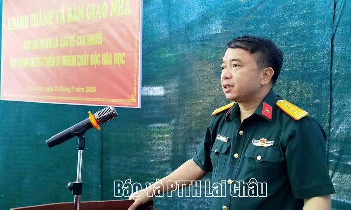 Đại tá Trần Thanh Bình - Phó Chính ủy Bộ CHQS tỉnh phát biểu tại lễ trao nhà.