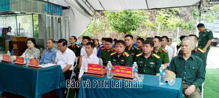 Quang cảnh buổi lễ trao nhà.