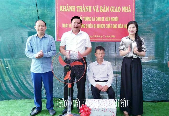 Lãnh đạo Bộ CHQS tỉnh, Ủy ban MTTQ Việt Nam tỉnh, các đơn vị liên quan trao nhà và quà cho gia đình ông Chim Văn Ngạch.