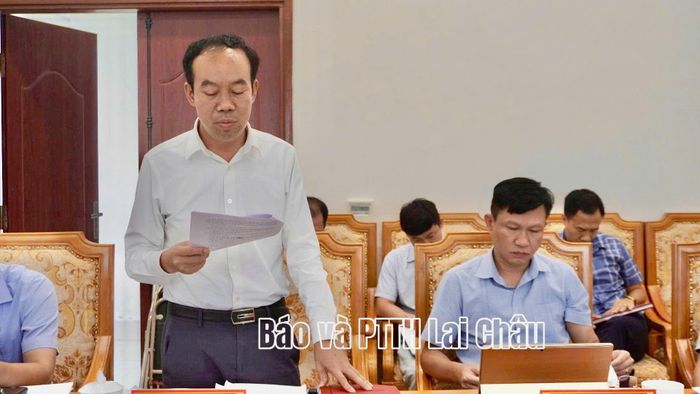 Lãnh đạo Sở Xây dựng thông qua tờ trình tại phiên họp.