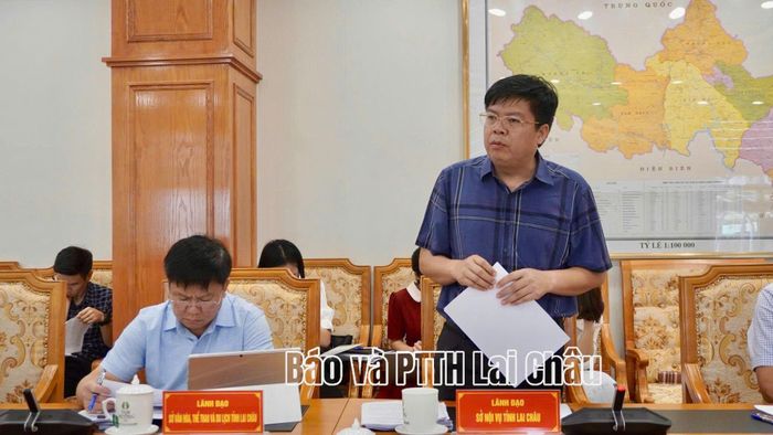 Giám đốc Sở Nội vụ Lò Văn Hương thông qua tờ trình tại phiên họp.
