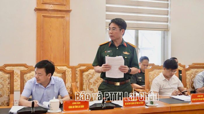 Đại tá Phùng Duy Giáp - Phó Chỉ huy trưởng Bộ Chỉ huy Quân sự tỉnh thông qua tờ trình tại phiên họp.