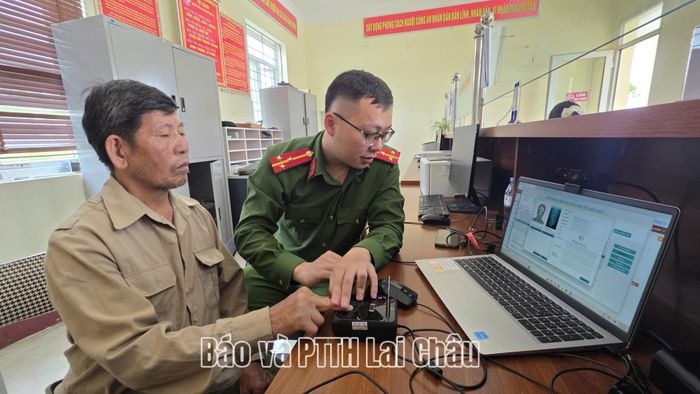 Chiến sĩ công an hướng dẫn thân nhân liệt sĩ thực hiện các thủ tục số hóa thông tin, đảm bảo dữ liệu chính xác cho việc đối sánh ADN xác định danh tính.