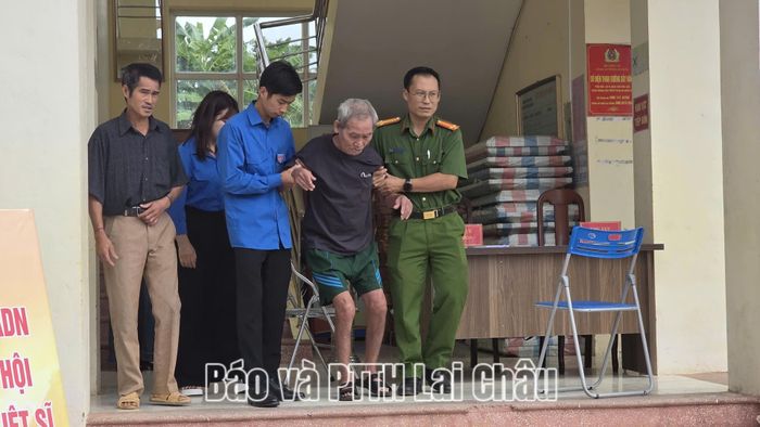 Lực lượng công an và đoàn viên, thanh niên ân cần dìu đỡ thân nhân liệt sĩ cao tuổi, thể hiện sự tri ân và chăm lo tận tình cho các gia đình có công.