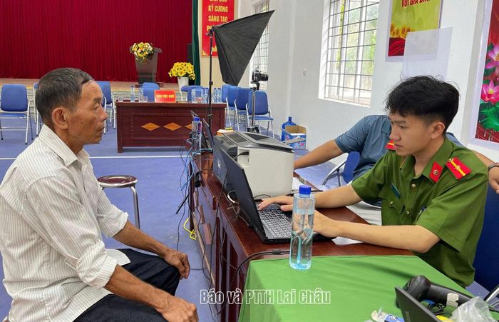 Công an xã Pa Tần hướng dẫn thân nhân liệt sĩ thực hiện các thủ tục trước khi thu nhận mẫu ADN.
