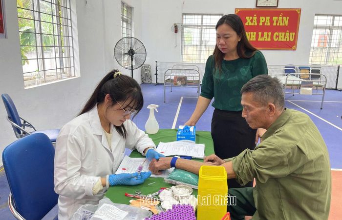 Nhân viên xác thực và lấy mẫu của Công ty Cổ phần Genestory lấy mẫu ADN cho thân nhân liệt sĩ.
