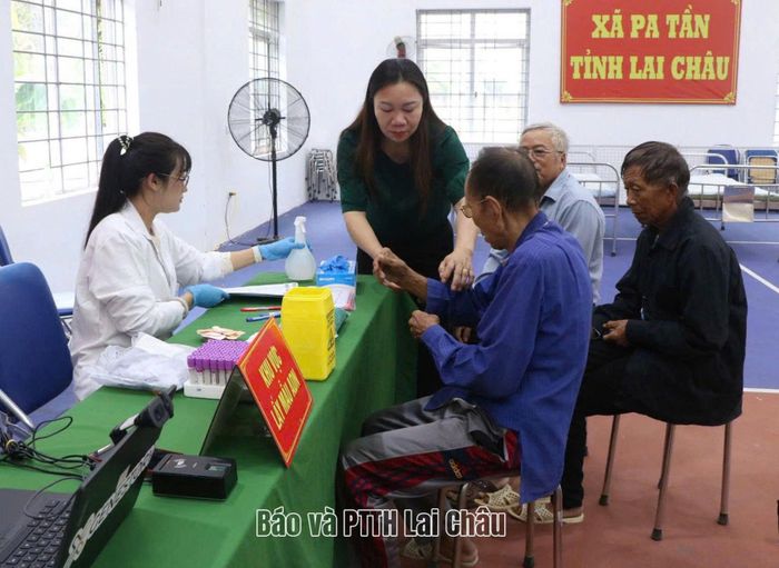 Quang cảnh tại điểm thu nhận mẫu sinh phẩm ADN cho thân nhân liệt sĩ.