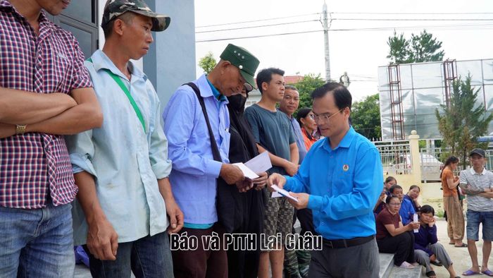 Các phần hỗ trợ được LĐLĐ tỉnh trao tận tay các hộ dân.