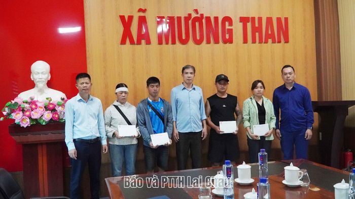 Đồng chí Hoàng Kiều Anh – Phó Chủ tịch Ủy ban MTTQ Việt Nam tỉnh Lai Châu trao tiền hỗ trợ, động viên các gia đình có người tử vong do thiên tai.