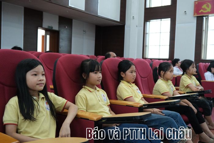 Các thanh thiếu nhi chăm chú lắng nghe buổi tuyên truyền.